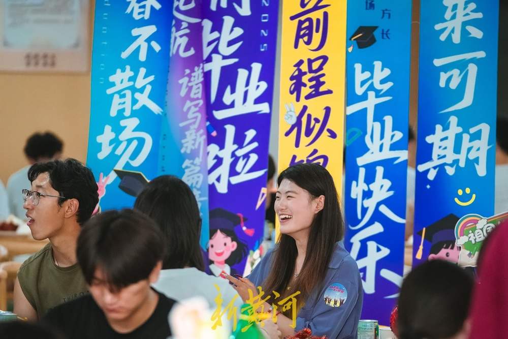 500斤小龙虾亮相毕业宴！齐鲁工大祝学子们：人生一路“红火”出圈
