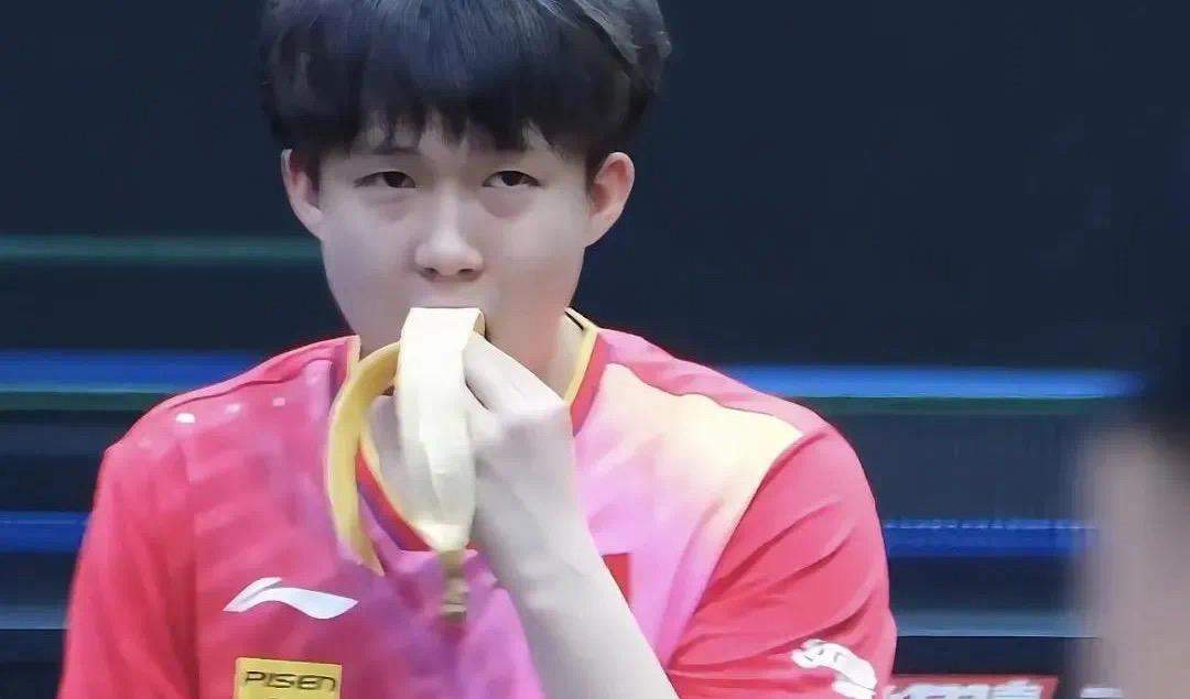 运动员比赛间隙为何“独爱”香蕉？有市民效仿却被阻拦，专家分析其中关键