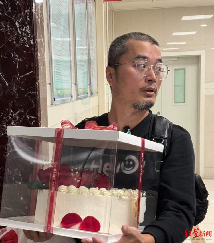 忍痛抱娃的“烧伤妈妈”在ICU过37岁生日 丈夫：愿她“破茧成蝶”