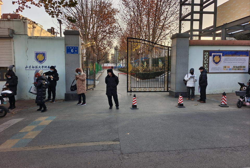 济南山师北街新建过街天桥，方便了学生也便利了过往车辆