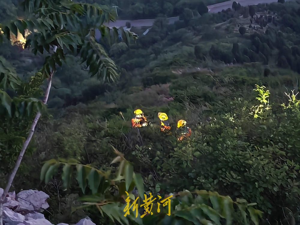 私家车翻下山坡司机被困20小时，消防人员靠救援绳徒手爬悬崖俩小时成功救援