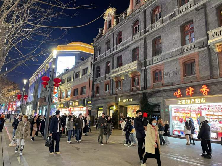 涌入上海的韩国年轻人：逛街打卡拍照 为吃羊肉串等到凌晨