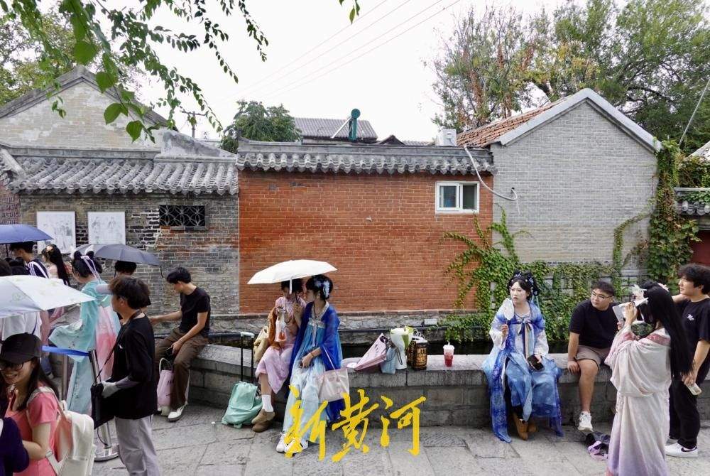 中秋假期后旅游热度不减，济南起凤桥街游客排队打卡