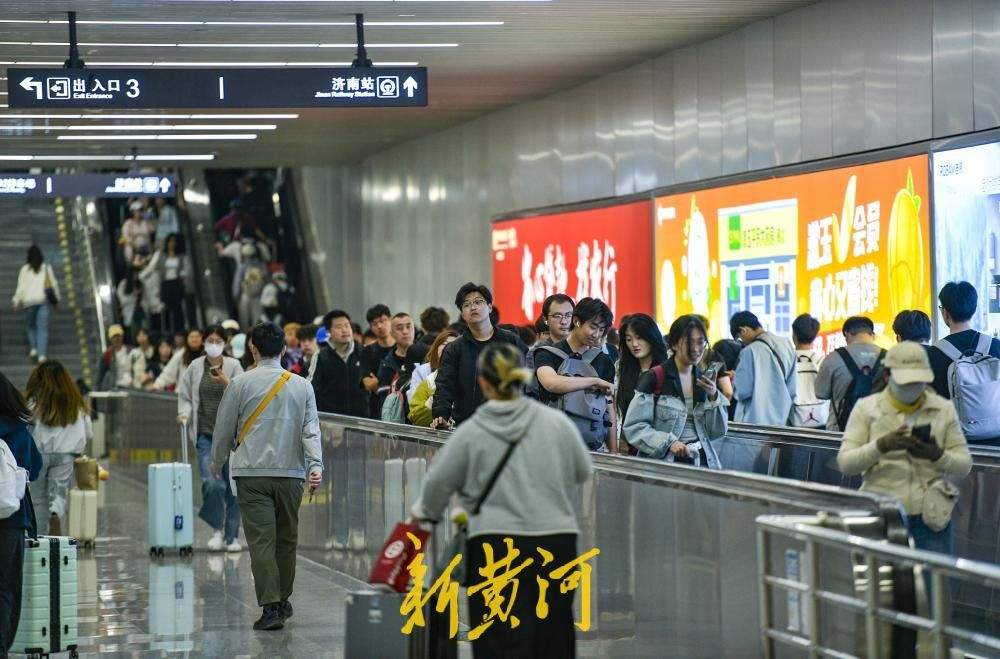 济南最长地铁换乘通道内人潮涌动堪比春运