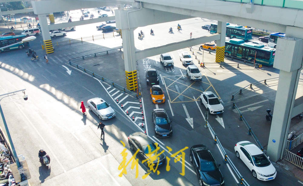 济南顺河高架上桥匝道口交通有变 部分车道车辆禁止上桥