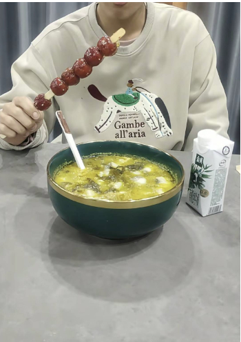 从“雪饼配牛奶”到“火锅+烤肉”  网友追更高中生出圈早餐