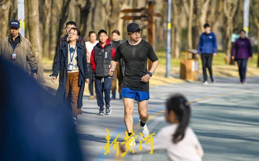 气温骤升至20℃,济南森林公园昨日上演“冬夏同框”