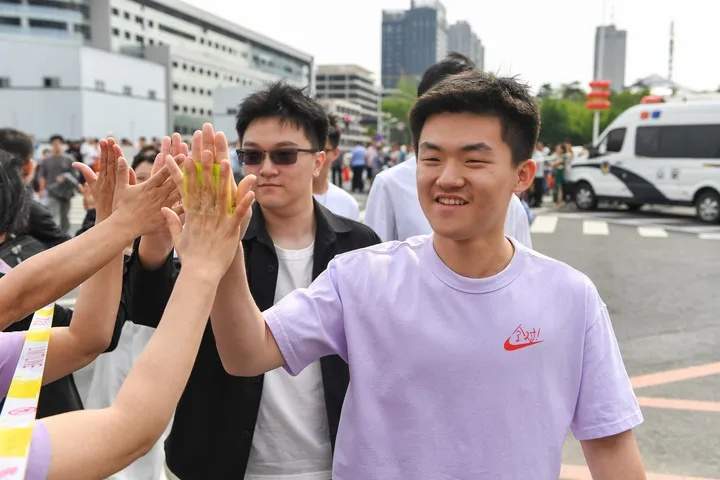 嚯！今天送考名场面，来了