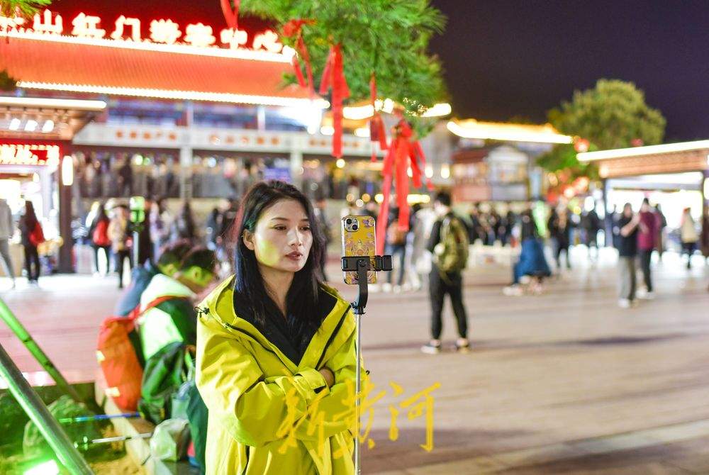 夜晚景区门口热闹非凡 视频直播推广假期特色旅游