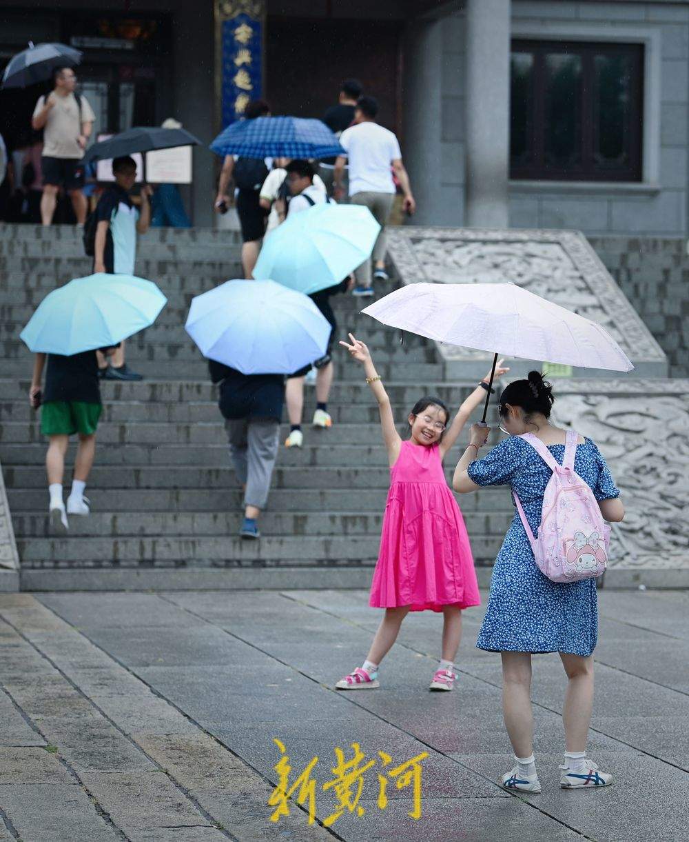 雨中漫步大明湖，秒入江南