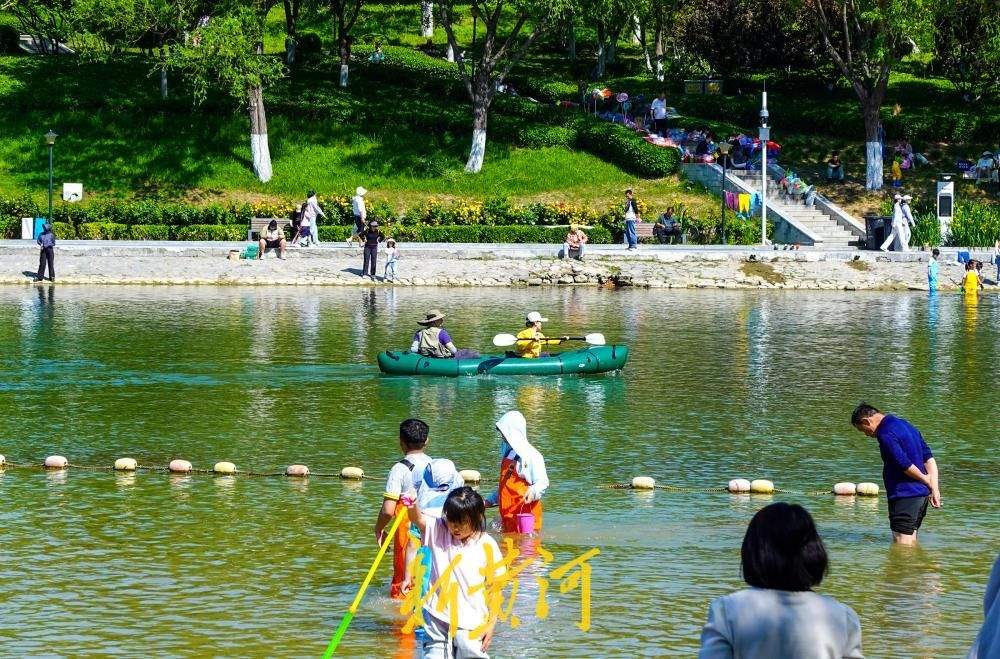 济南龙鼎滨水公园上演“泉城版海滩风情”