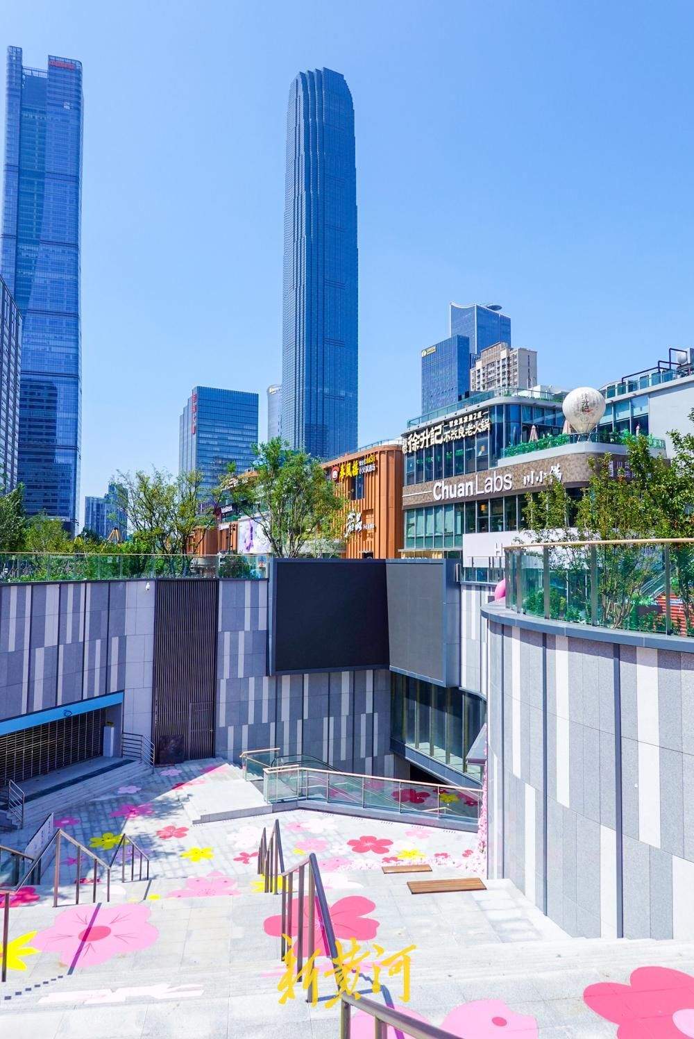 济南地铁安成街站G出入口基本建成，“花海”“玫瑰瀑”成CBD新景