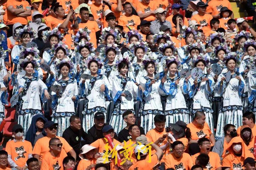 30余名“夏雨荷”齐跳“古风摇”为齐鲁超赛助威