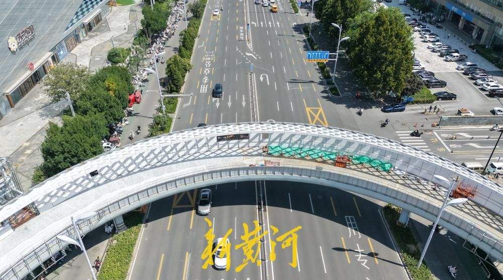 工业南路新过街天桥初具规模