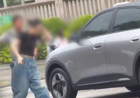 福建永安保安与女车主冲突后续：保安已停职，警方称双方均有过错；相关工作人员：该地不允许停车，保安多次劝阻无果，双方发生争吵