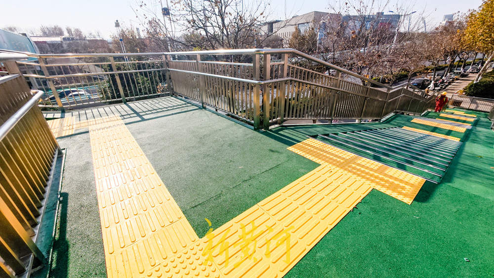 经十路泉城公园段过街天桥增电梯加盲道 市民过街“无障碍”