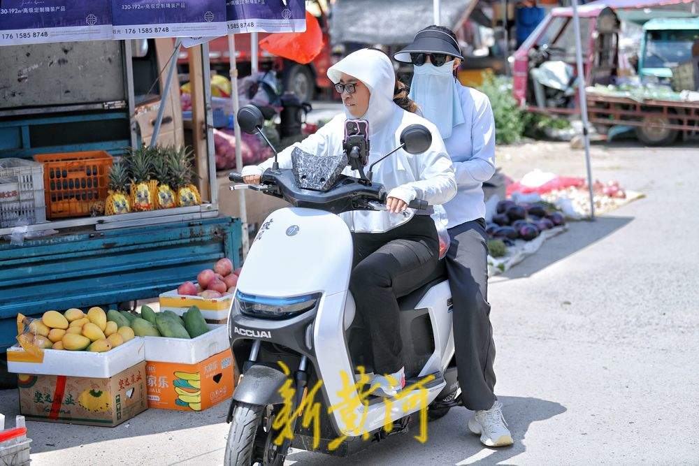 泉城迎新一轮高温天气 市民赶集热情不减