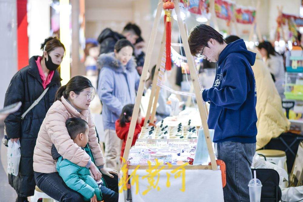 商场市集年味浓 市民“赶集”忙
