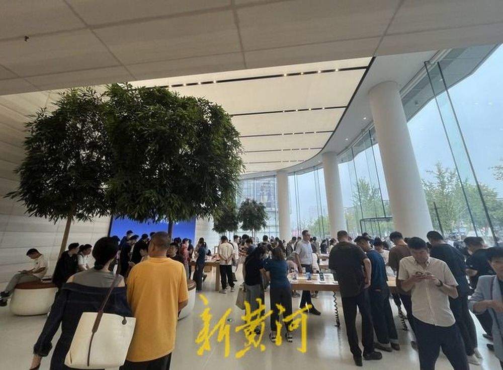 苹果、华为新机同日发售，溢价空间压缩iPhone黄牛“哭了”，三折叠手机等待时间“非常长”