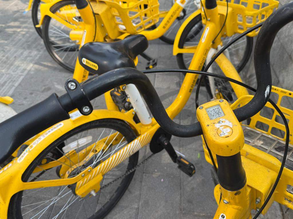 “牛皮癣”般的非法小广告盯上了共享单车