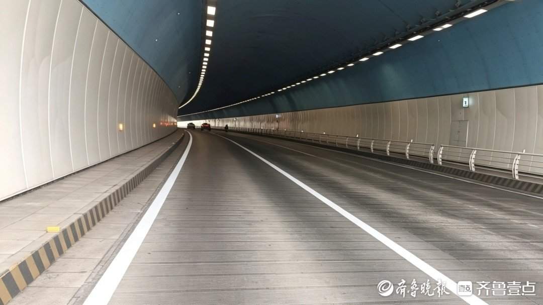济南转山隧道进行路面防滑提升，南洞刻上“纹章”