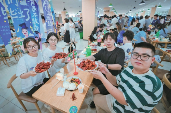 齐鲁工业大学500斤小龙虾亮相毕业宴