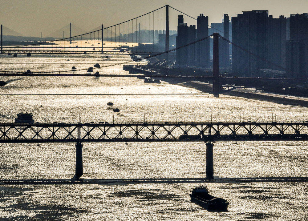 “万里长江第一桥”的“养护人”: 每天差一毫米也不行