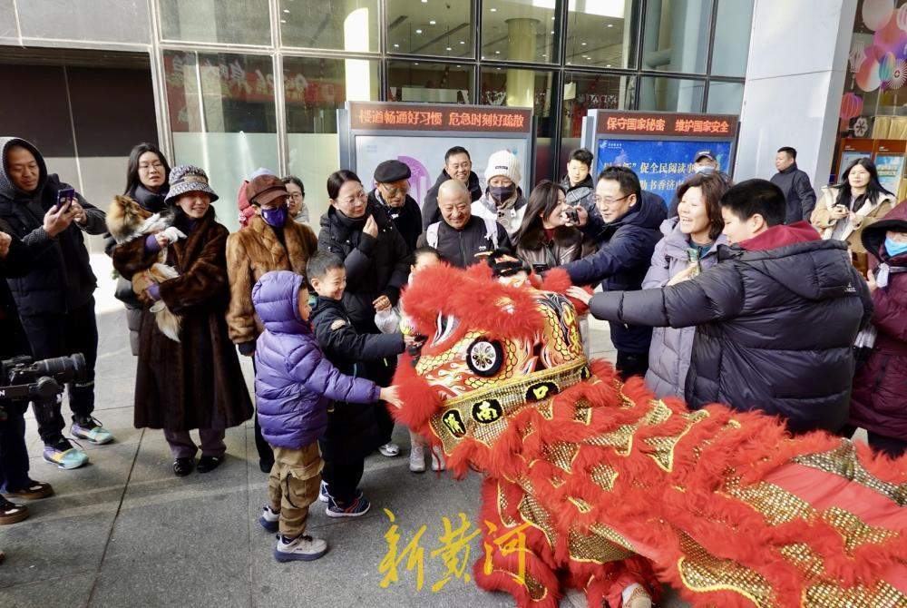 “泉”在济南过大年｜正月初一贺新春 济南文化馆门前传统舞狮来拜年