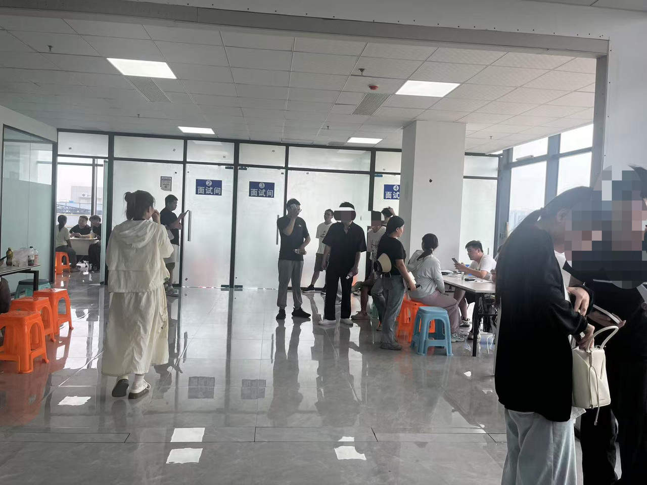 大学生找暑期工遭黑中介连环套 记者暗访：上岗前先交钱，再被层层“转手”