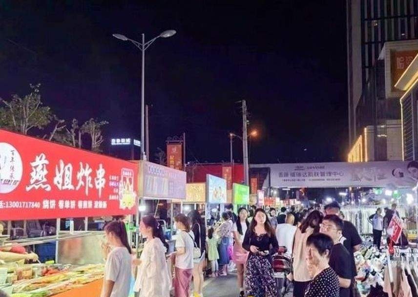 济南首个大型服装夜市泺口星愿集市迁新址焕发“新光彩”