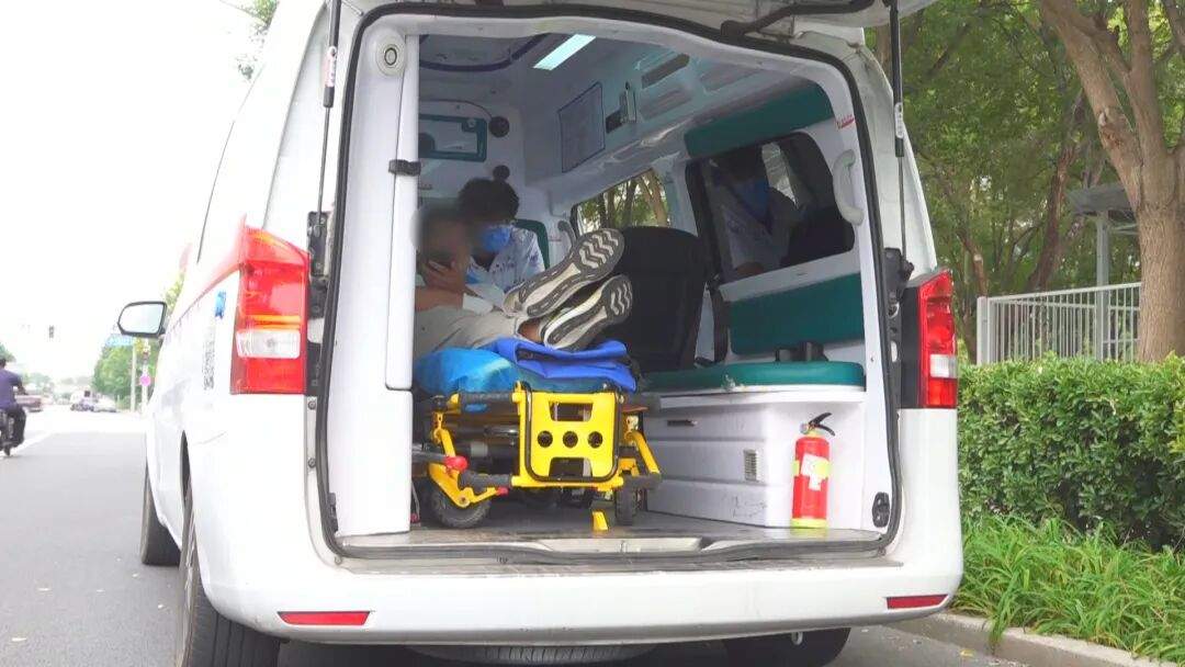 小伙骑车开视频会议导致撞车 交警:小伙主责