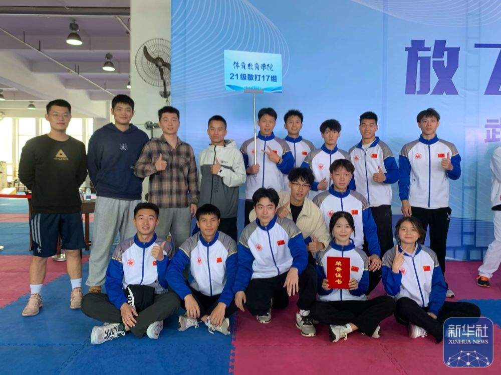 找到了！毕业典礼上与父亲视频的男孩正在贵州抗洪