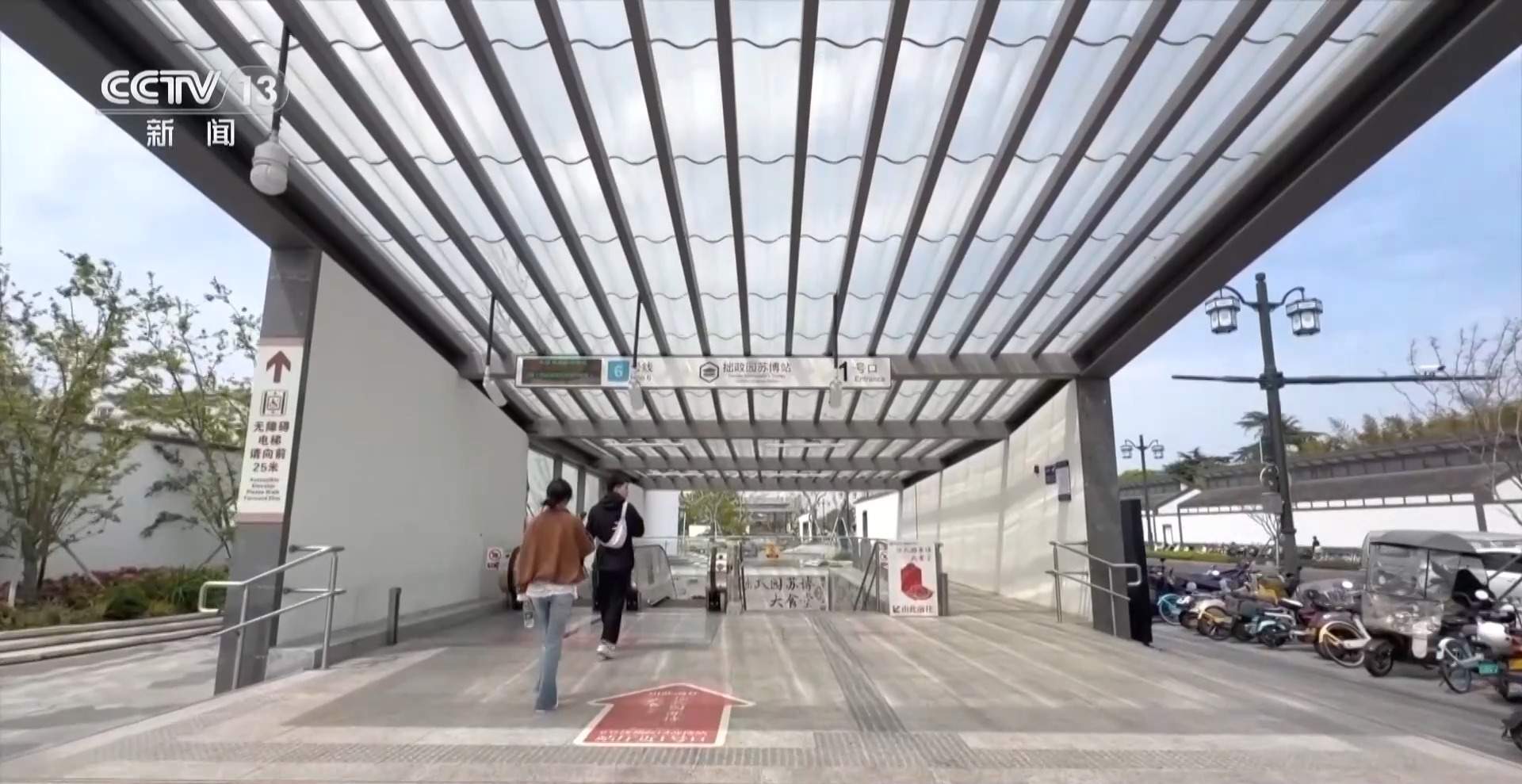 吃一口再去上班 在地铁里吃食堂是什么体验