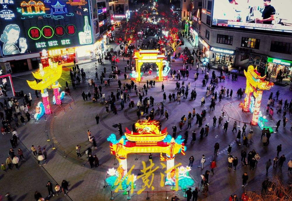 “泉”在济南过大年｜花灯聚光夜经济 正月十五济南华灯璀璨，人潮涌动