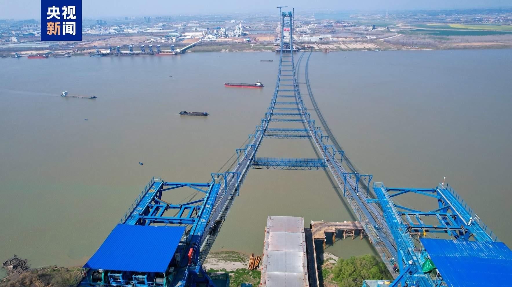 全长约26千米 世界最大跨度四主缆悬索桥完成主缆架设