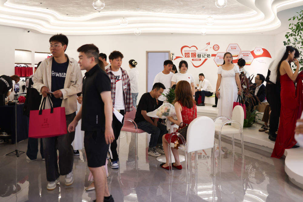 中国年轻人“花式”婚姻登记带火甜蜜经济