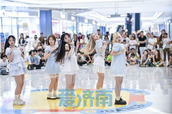 随机舞蹈酷炫来袭 青春之美展现活力之城