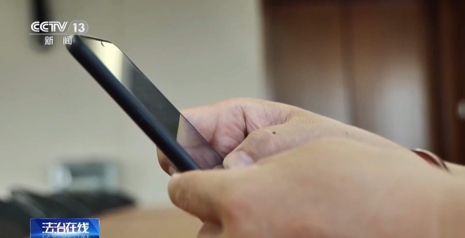 悲惨身世全是假的！网红“小小”卖惨牟利被抓 细节披露