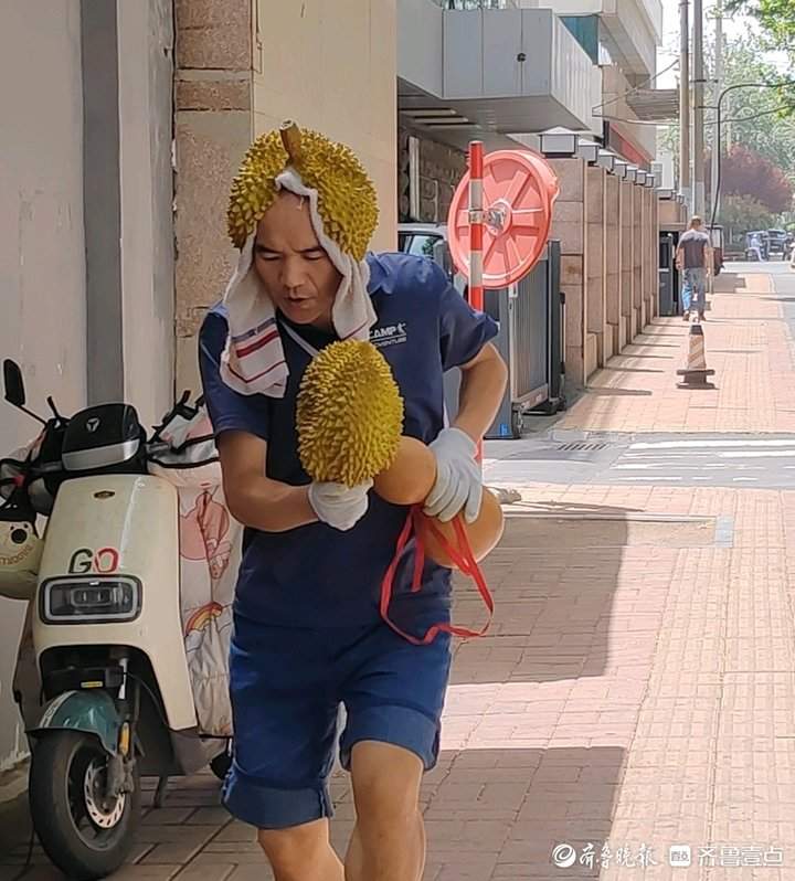 济南一小哥为卖榴莲，在店门口快乐起舞