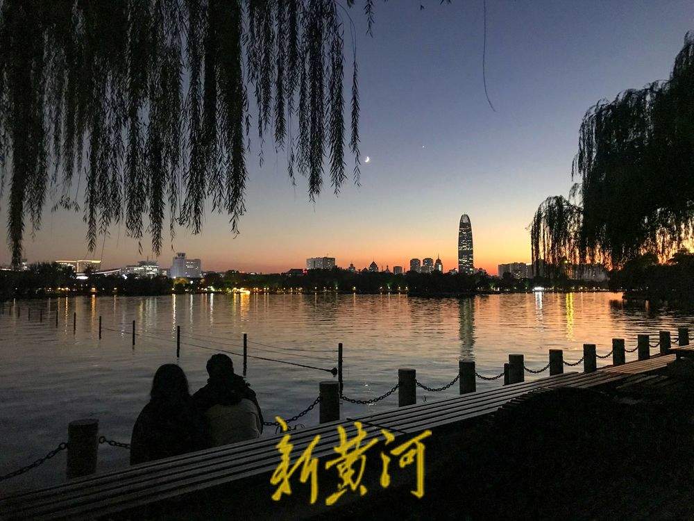 唯美浪漫！大明湖畔欣赏“金星伴月”