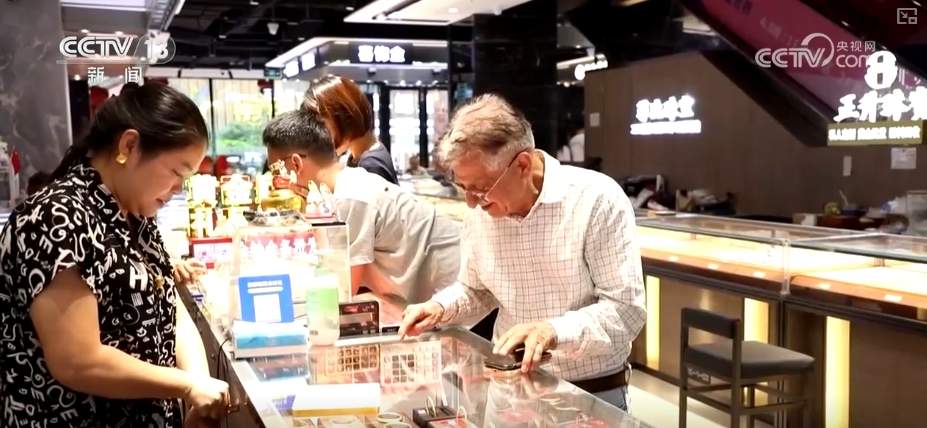 免签“名单”变长、入境游“磁吸力”上升 “旅游+买买买”撬动消费多元活力