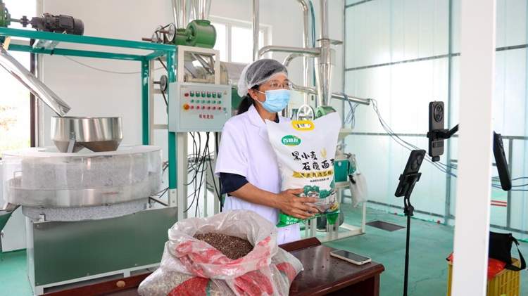 直播网红村丨手机成了“新农具”,山东威海市兴塂新村“播”出一条振兴路