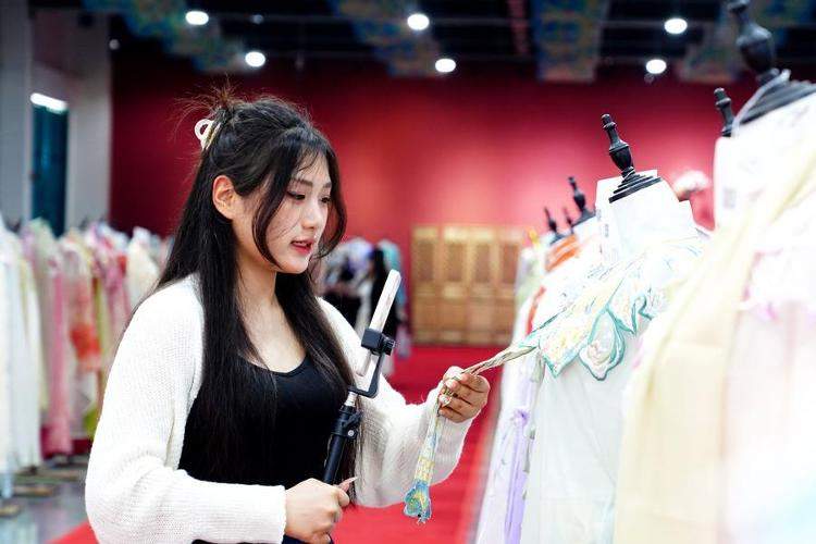 汉风起兮裙飞扬 解码汉服“超级县城”山东曹县