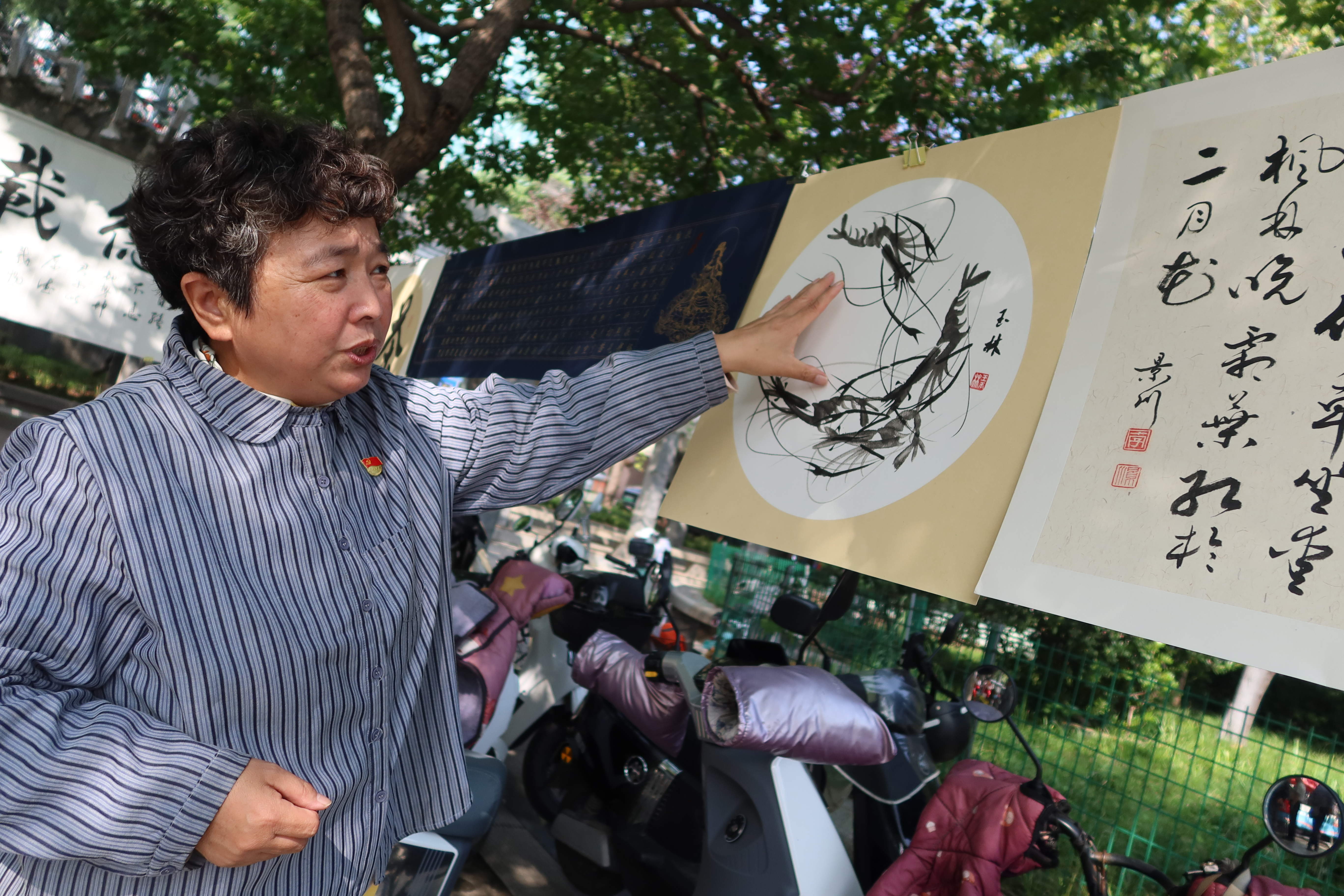 融媒·画像丨一件红马甲，赓续米奶奶的“薪火”——长大后，我就成了“你”