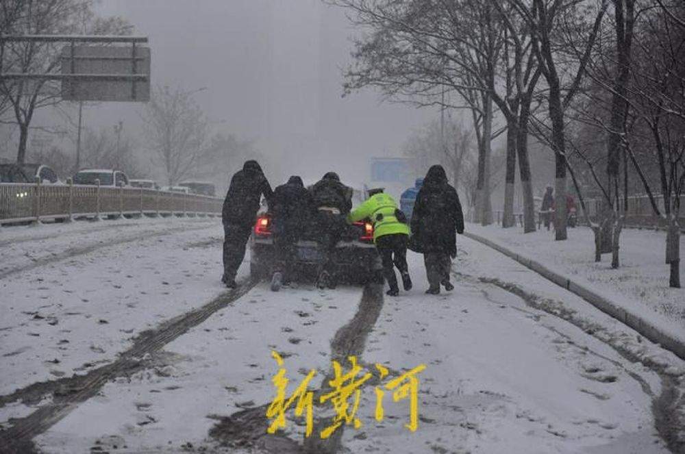 风雪联考济南作答：24小时书写城市坚韧与人间温情
