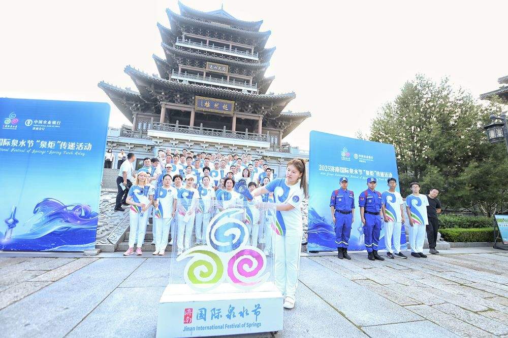 “泉染星穹”无人飞机秀：看见一座古城的现代脉动
