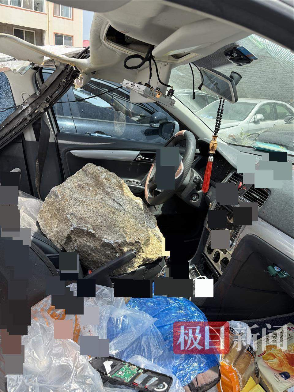 男子自驾被落石砸中身亡，母亲发声：两个孙女还不知爸爸已去世