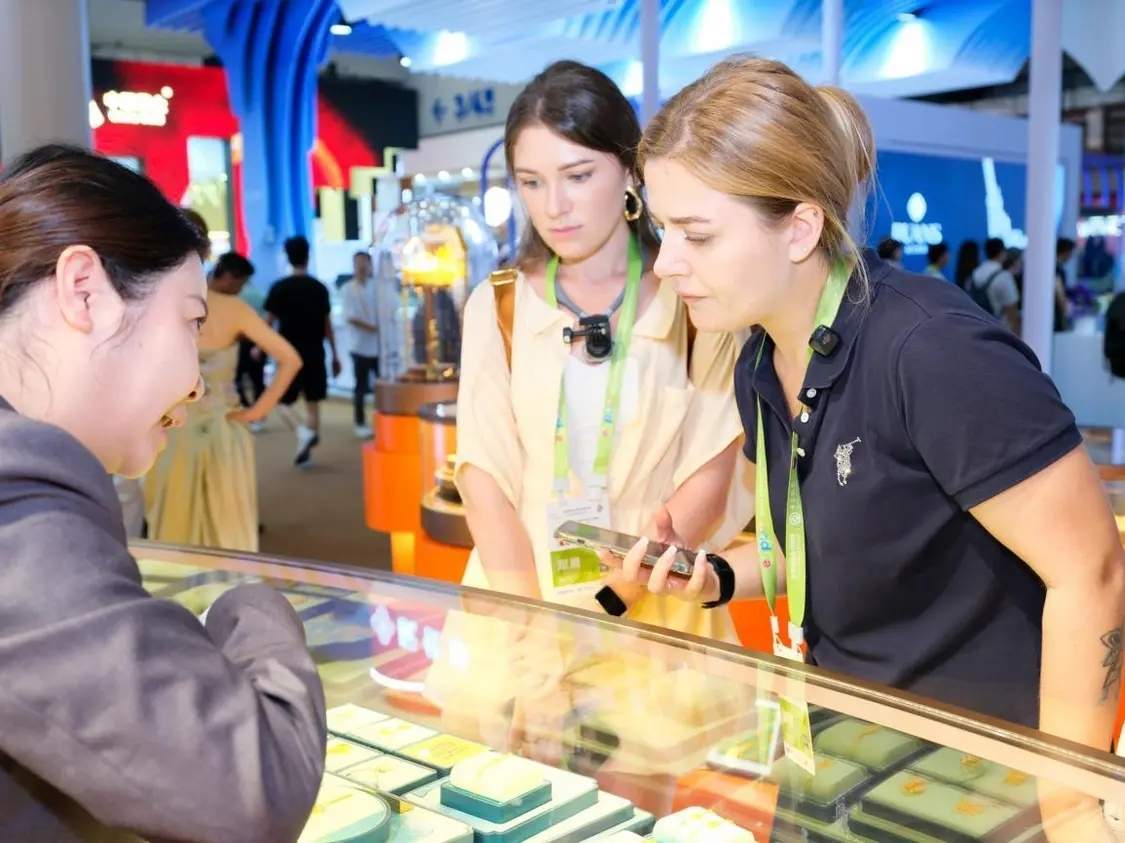  周六福珠宝亮相第六届消博会