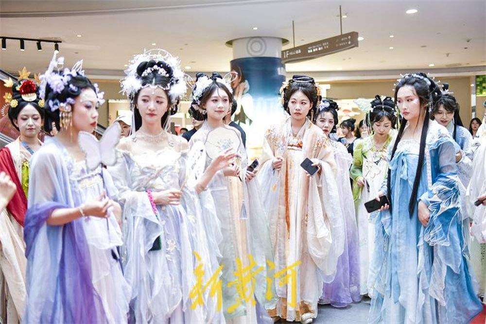 端午汉服巡游 感受国潮之美