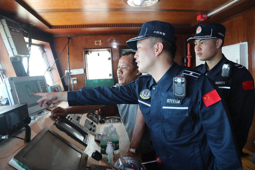 中国海警强化黄岩岛海域执法服务